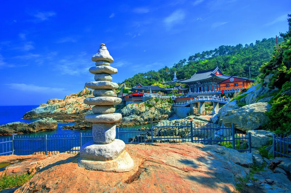 ทุกสถานที่เที่ยวในเกาหลีล้วนน่าสนใจ ได้สัมผัสกับความงดงามของบ้านเมือง ได้รู้จักสิ่งใหม่ๆ และได้เห็นวิถีชีวิตของคนเกาหลีจากที่เที่ยวเกาหลีใต้