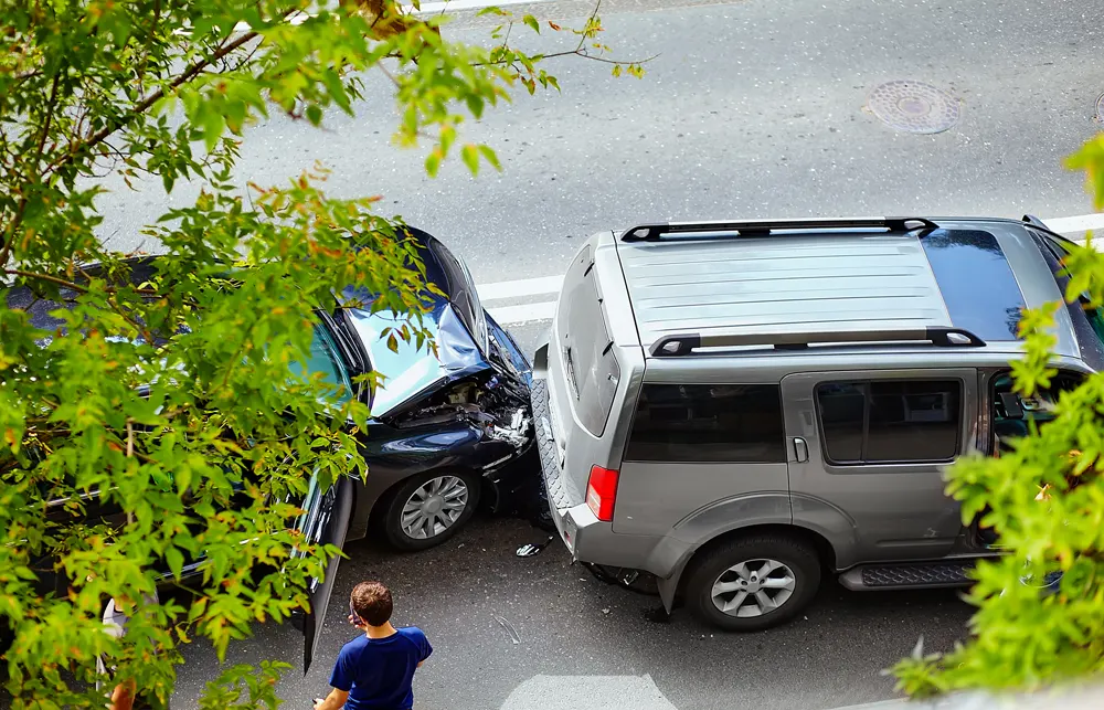การจอดรถควรห่างจากขอบทางไม่เกินกี่เซนติเมตรให้ถูกกฎหมาย?