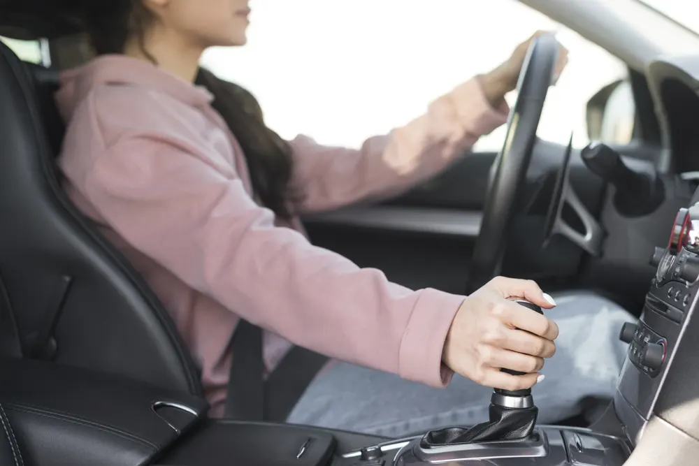 การปรับระดับที่นั่งคนขับรถยนต์ห่างเกินไปจะมีผลอย่างไร? 