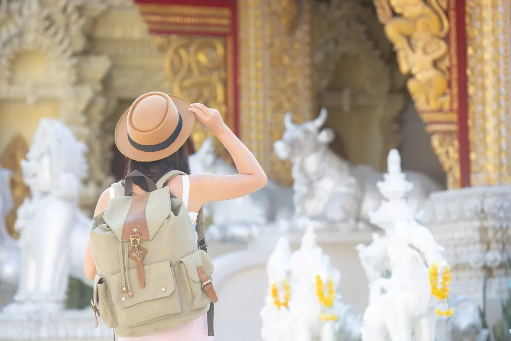 female-tourists-travel-temples