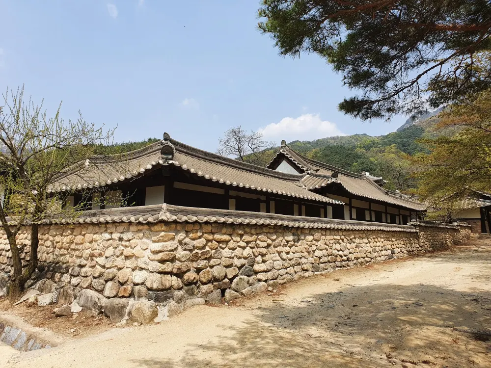 korean-building-surrounded-by-mountains-blue-sky
