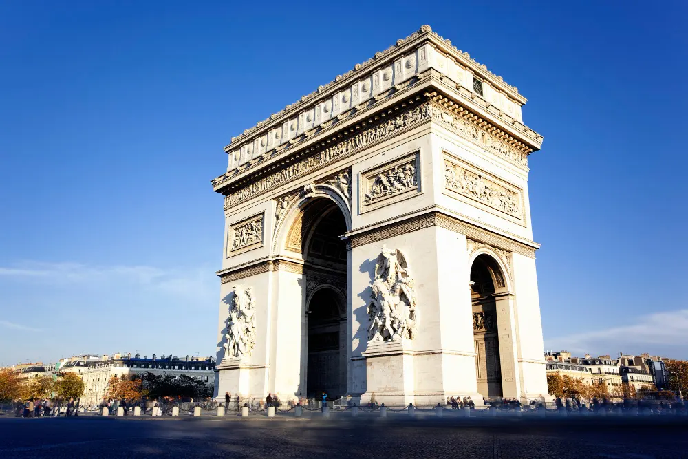 view-famous-arc-de-triomphe-paris