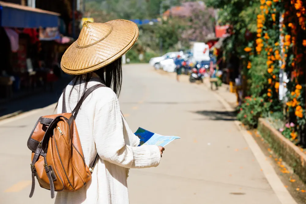 female-tourists-on-hand-have-a-happy-travel-map