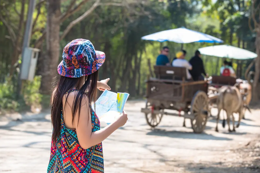 female-tourists-on-hand-have-a-happy-travel-map