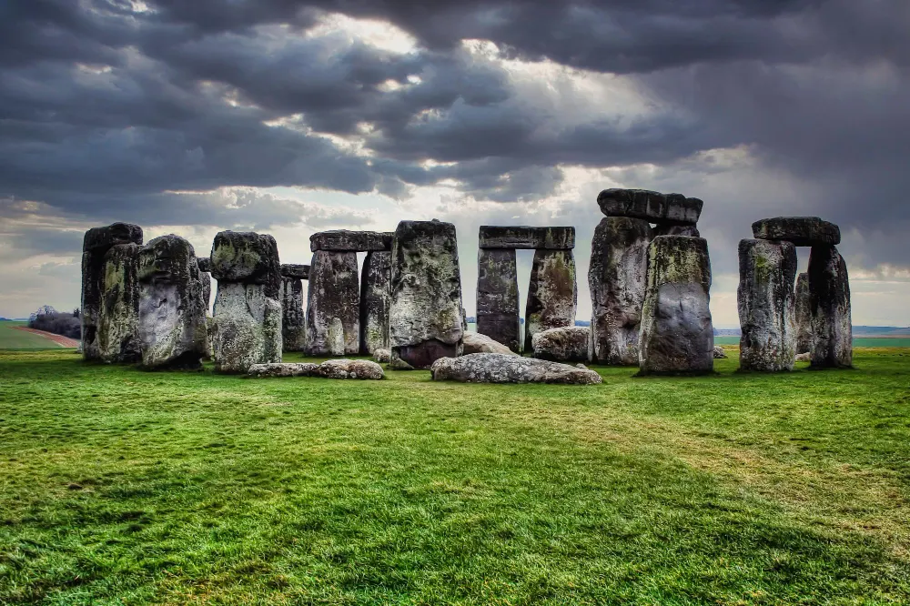 high-contrast-of-stonehenge-stones