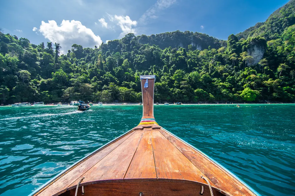 long-boat-and-blue-water-palawan-philippines