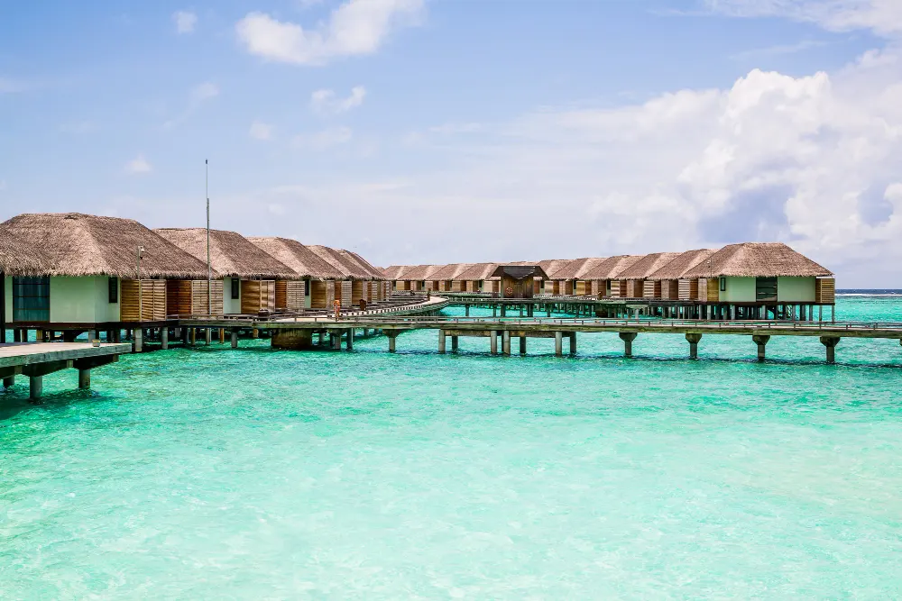 long-empty-jetty-in-the-maldives-with-coral-reefs-in-the-water