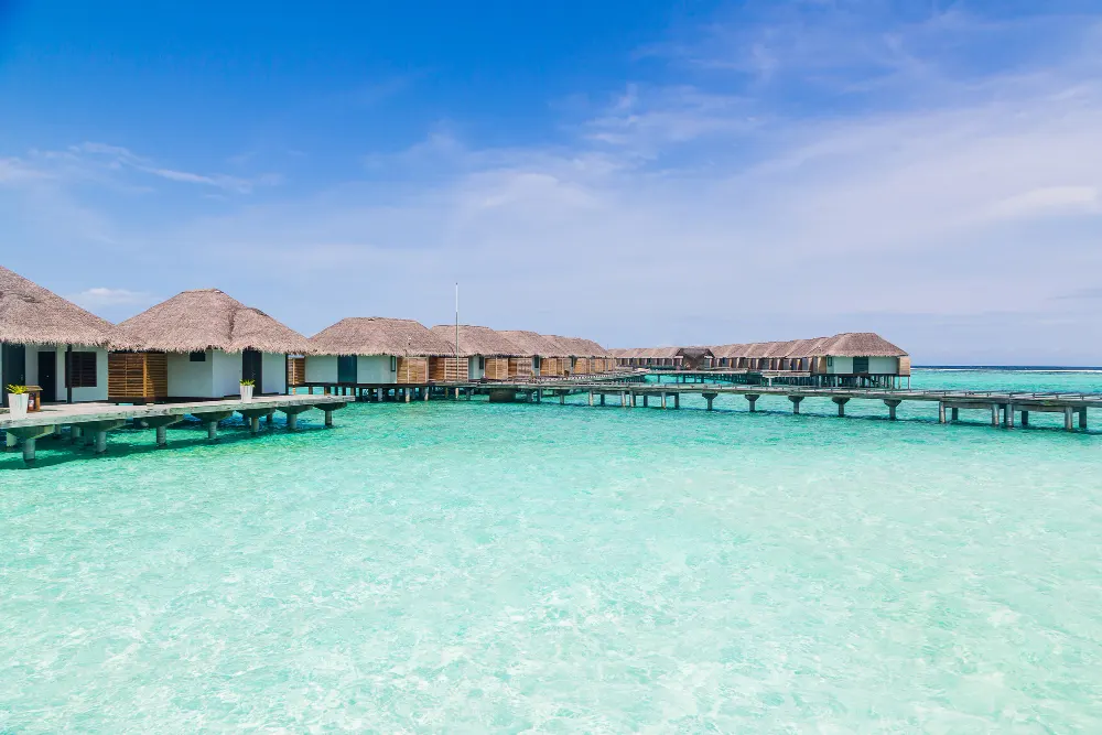 long-empty-jetty-in-the-maldives-with-coral-reefs-in-the-water