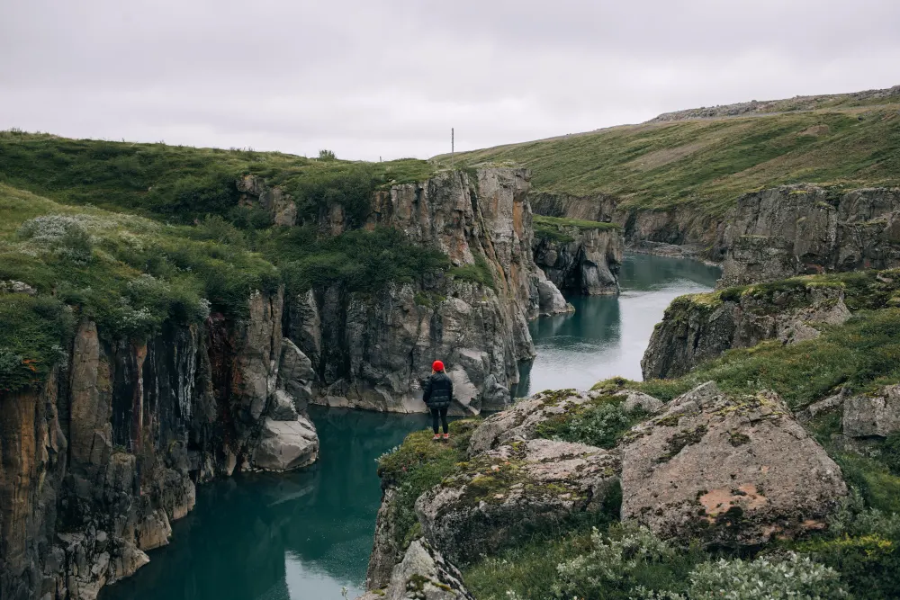 man-traveller-walk-arund-icelandic-landscap