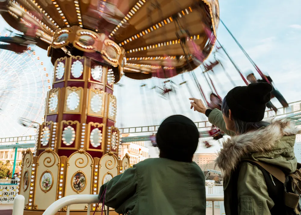 medium-shot-cute-couple-pointing-at carousel