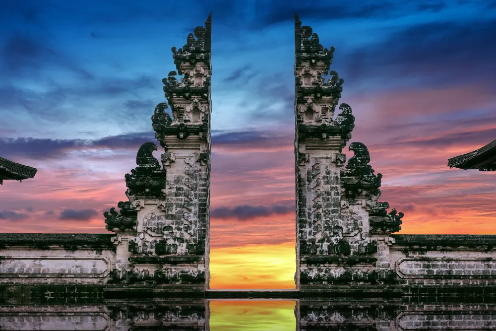 temple-gates-at-lempuyang-luhur- temple-in-bali-Indonesia