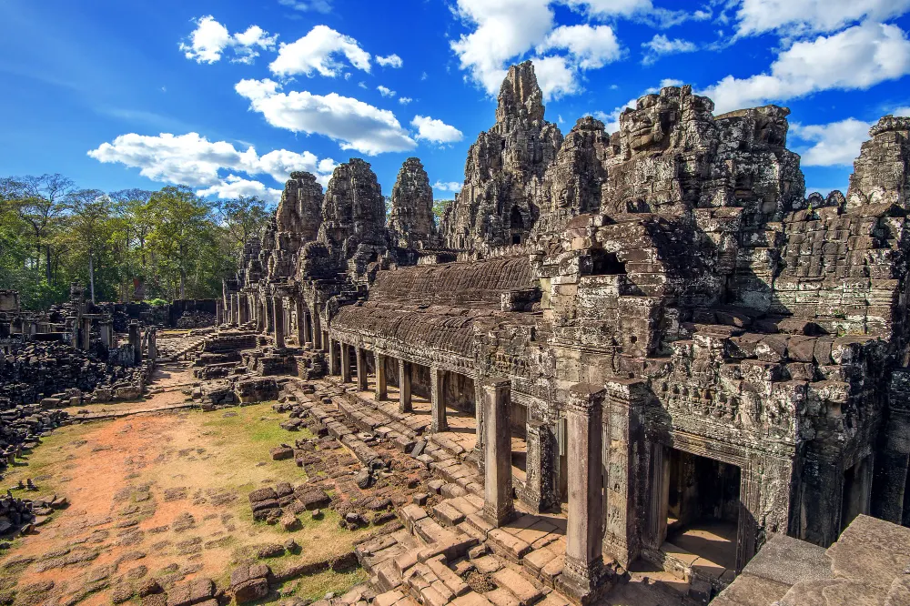 bayon-temple-with-giant-stone-faces-angkor-wat-siem-reap-cambodia