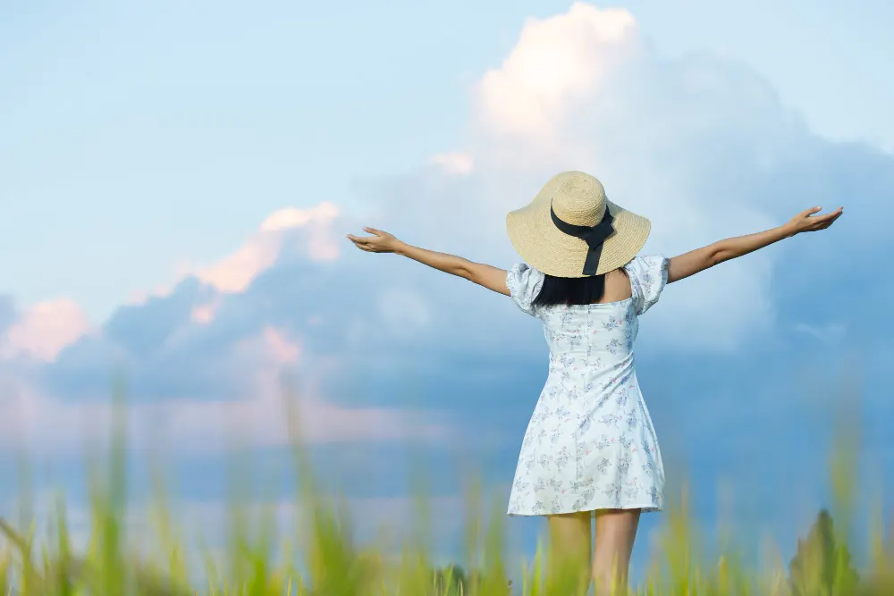 beautiful-asian-woman-enjoying-rice-field