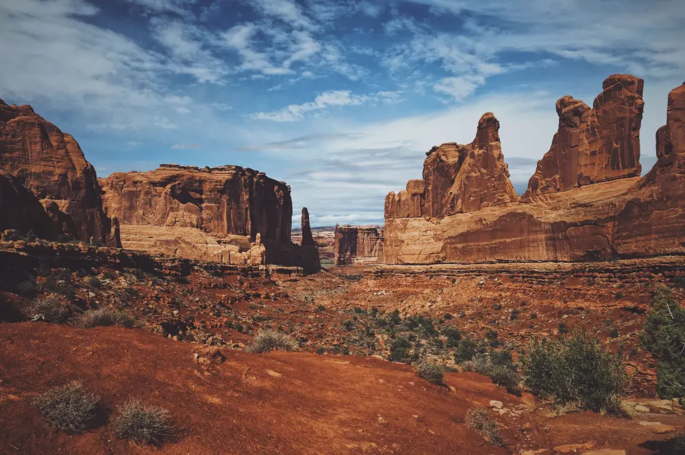 beautiful-shot-desert-mountain-arches-national-park-sunny-day