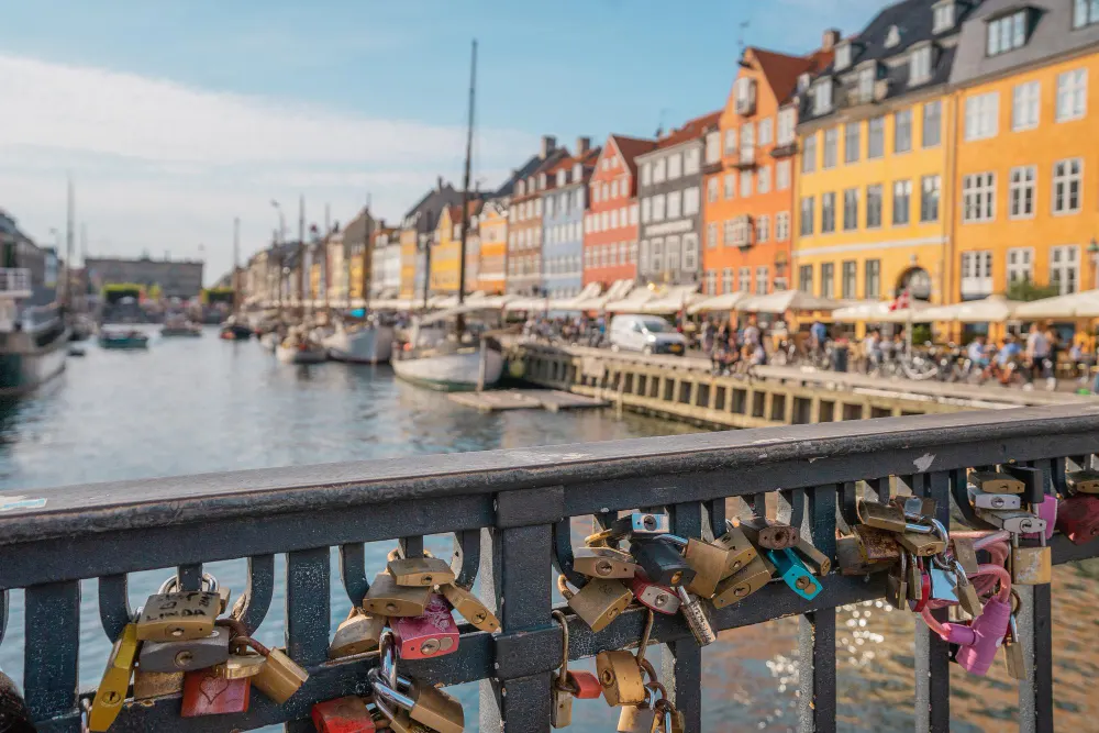 beautiful-view-canal-colorful-buildings-nyhavn-copenhagen-denmark