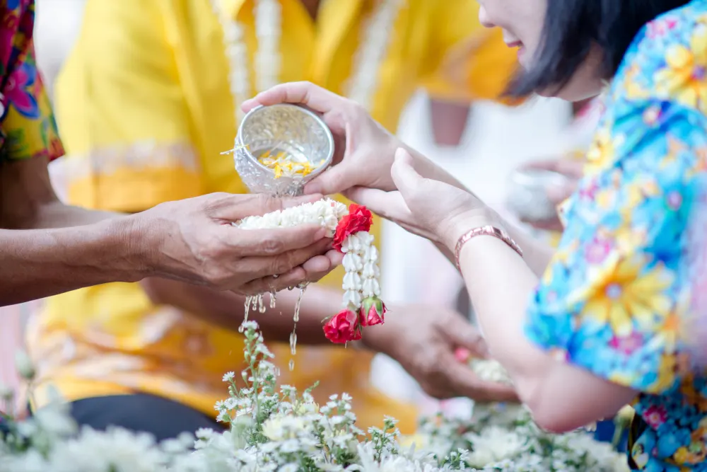 close-up-hand-holding-flower-song-kan-tradition-thailand