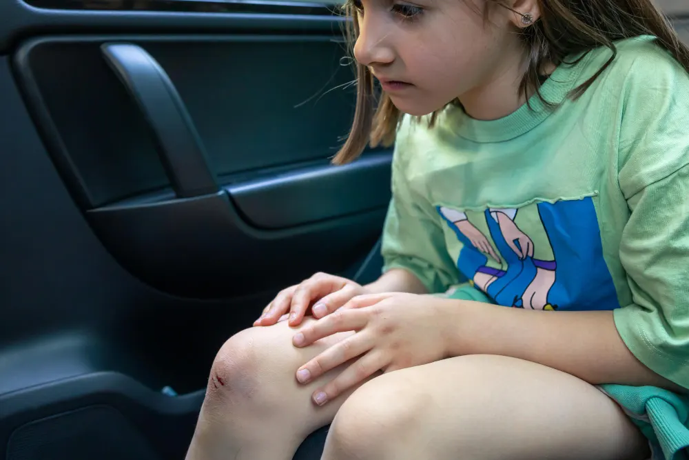 closeup-little-girl-holding-her-bruised-injured-damaged-knee-with-her-hands