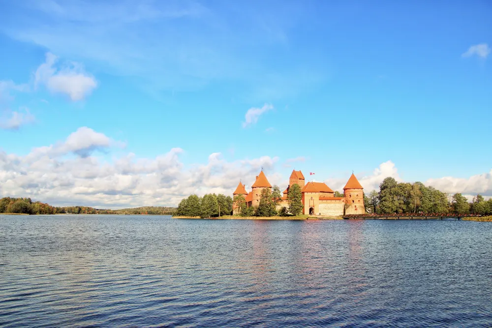 historic-trakai-castle-lithuania-near-lake-beautiful-cloudy-sky