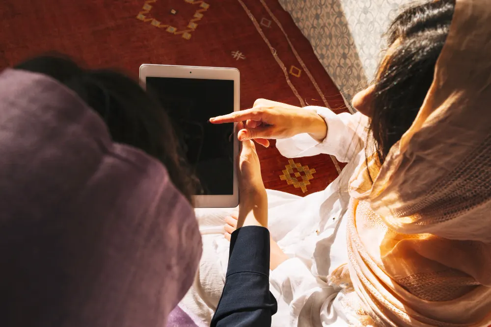 muslim-women-using-tablet