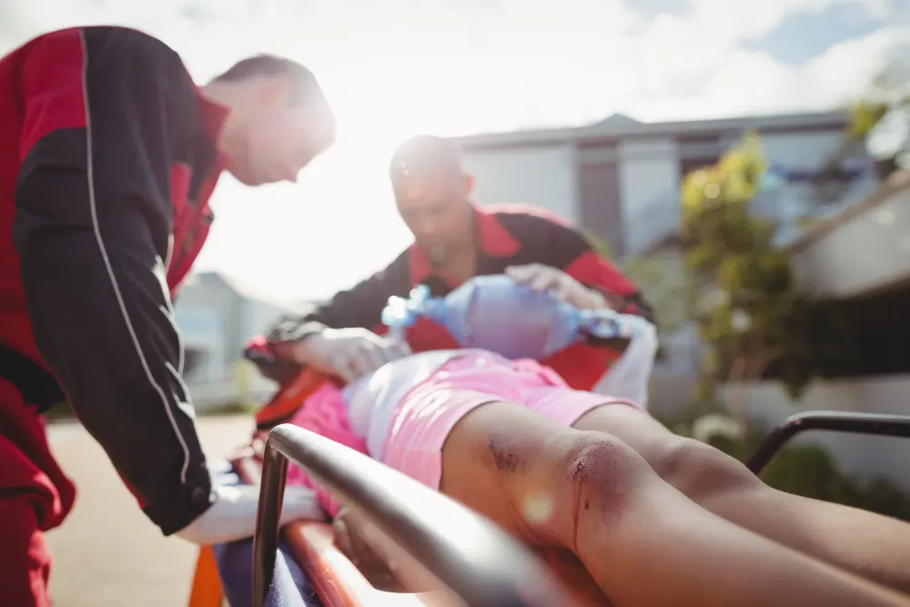 paramedic-giving-oxygen-injured-girl