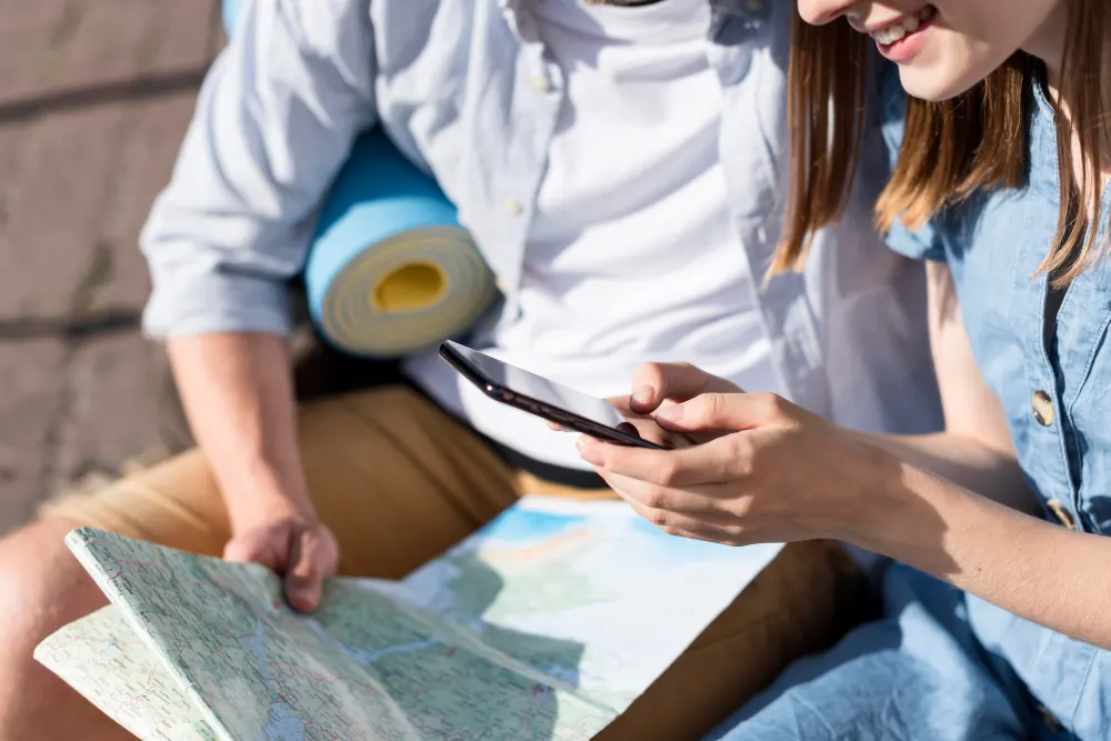 tourist-couple-looking-phone-map