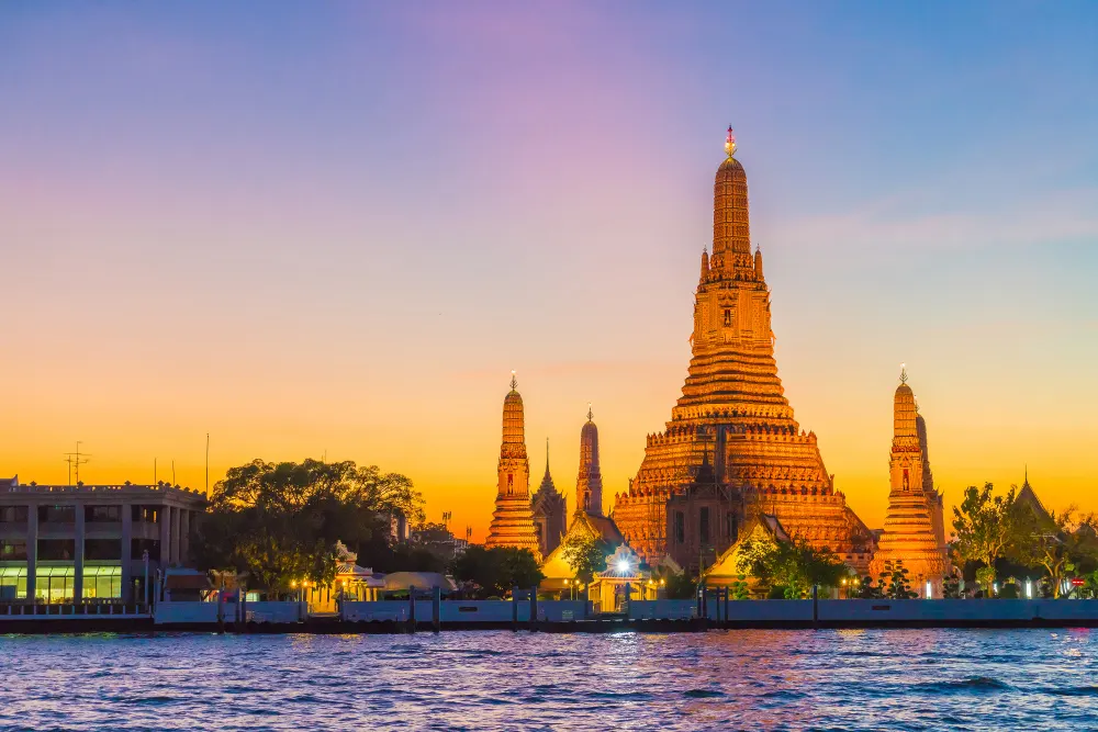 wat-arun-temple-twilight-bangkok-thailand