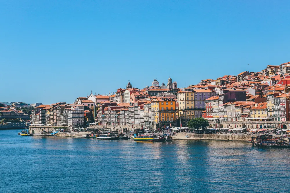 wide-shot-boats-body-water-near-houses-buildings-porto-portugal