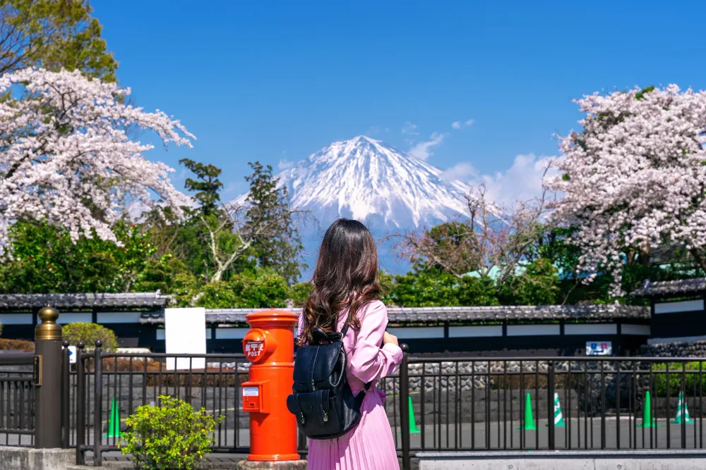 women-see-beautiful-fuji