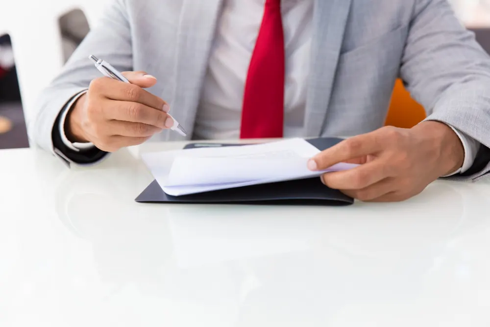 businessman-signing-contract