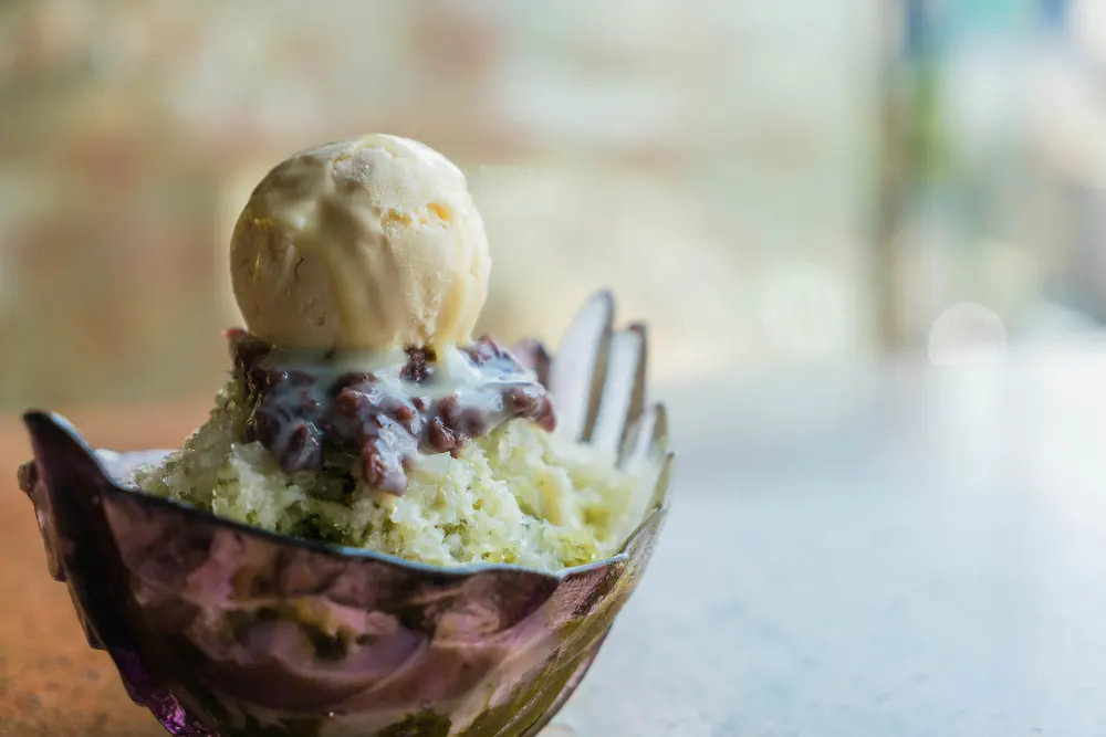 green-ta-ice-snowflake-with-ice-cream-and-red-bean