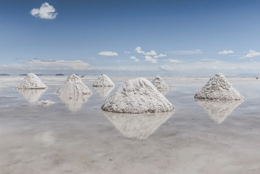 hills-of-snow-on-the-frozen-lake-with-the-sky