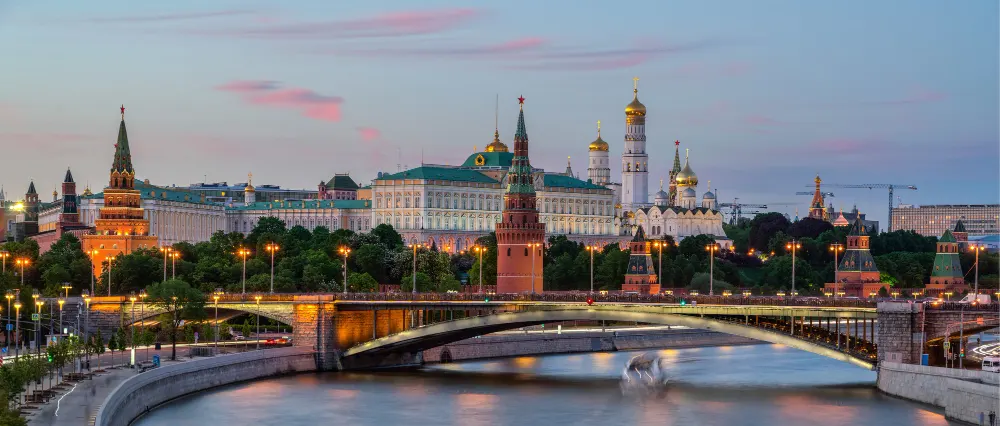 moskva-River-with-long-exposure-near-the-kremlin-in-the-evening- moscow