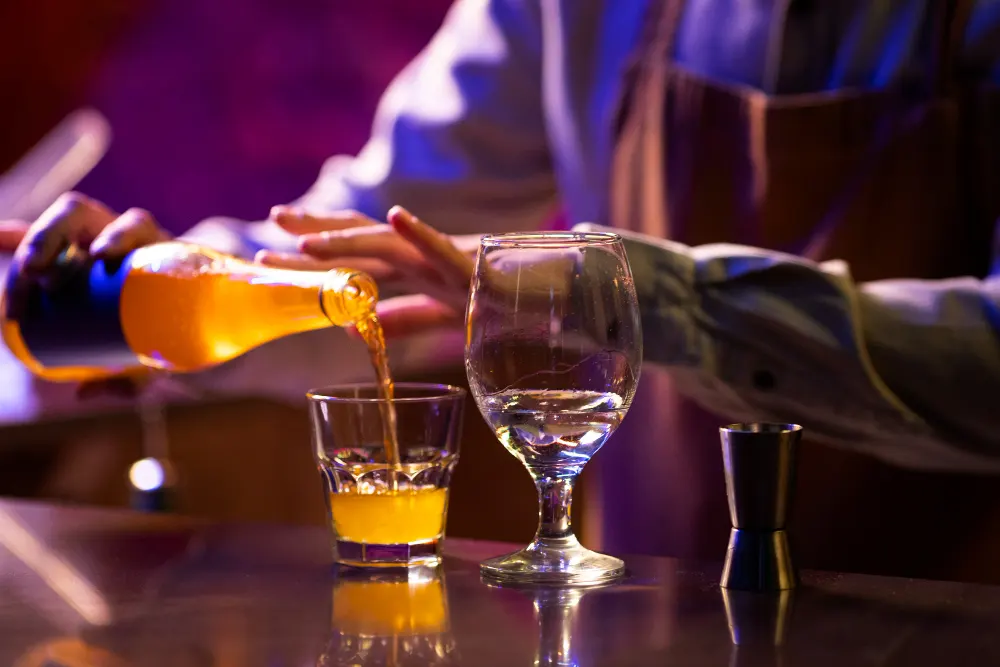 sideview-bartender-prepares-drink