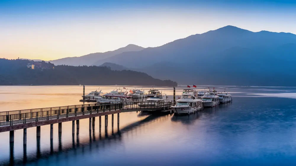 sun-moon-lake-at-sunrise-in-nantou-taiwan