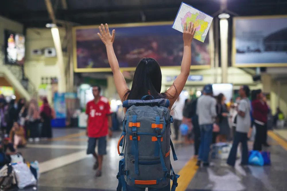 women-enjoy-traveling-on-the-map-to-the-train-station