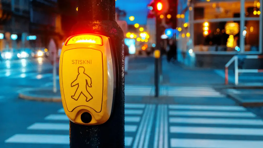 button-on-the-pedestrian-crossing