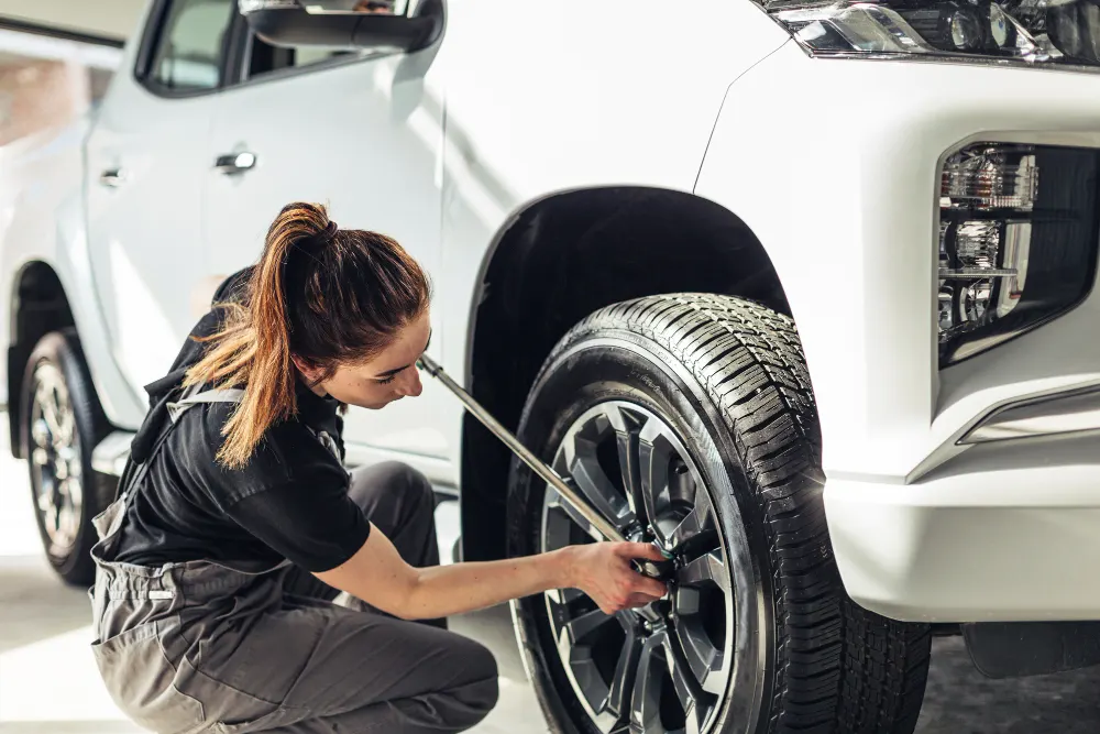 woman-mechanic-working-on-service