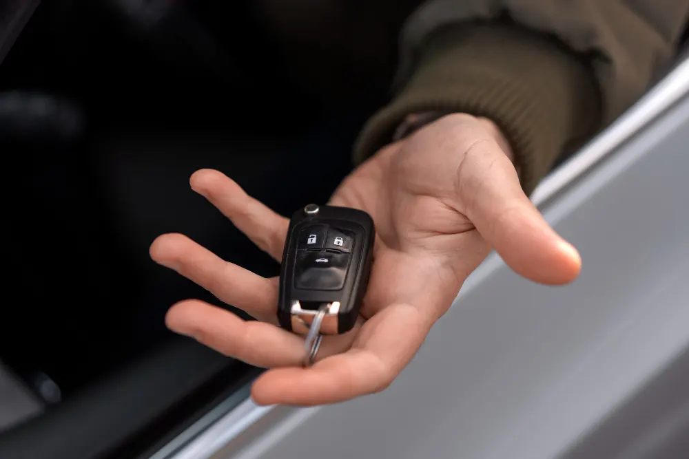 hand-holding-car-key