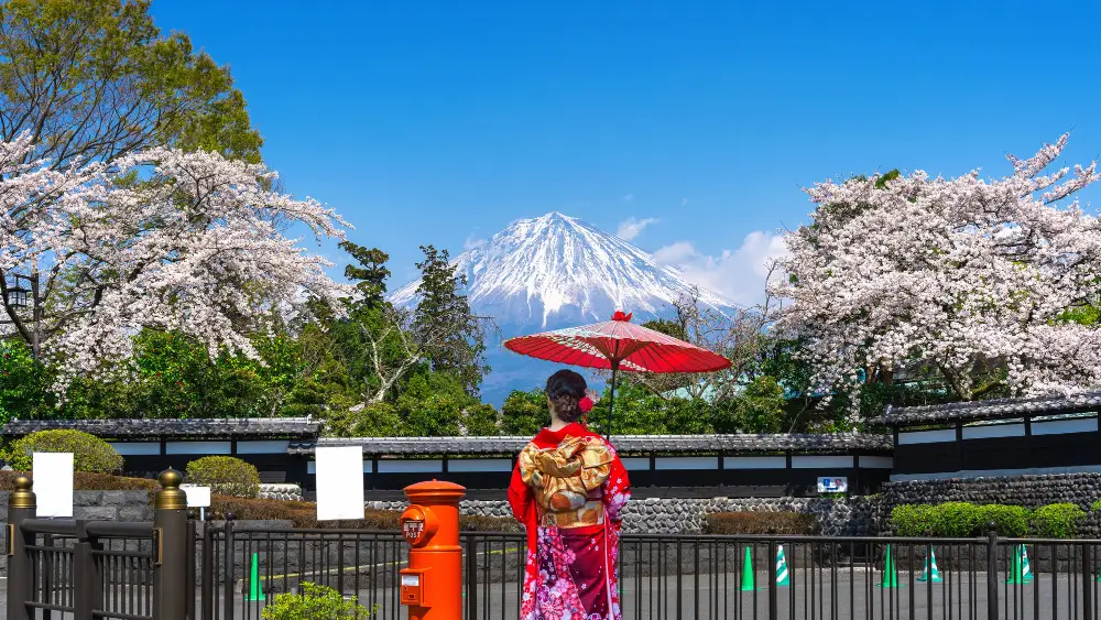 asian-woman-at-fuji-mountain-japan