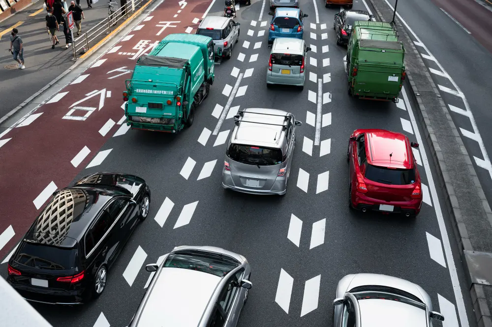 cars-in-city-traffic-in-daylight