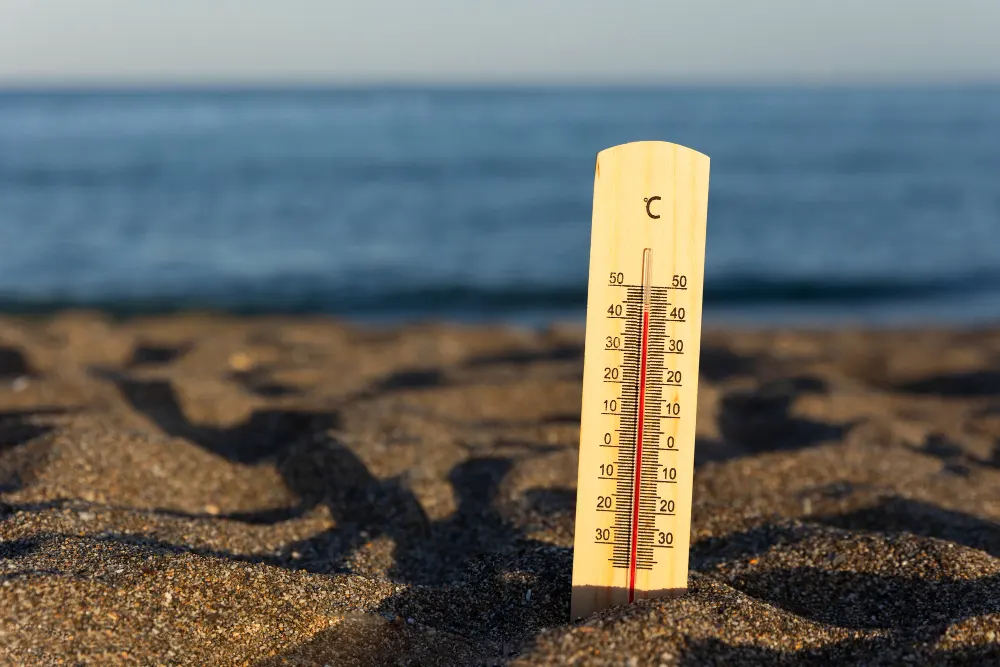 close-up-on-thermometer-showing-high-temperature