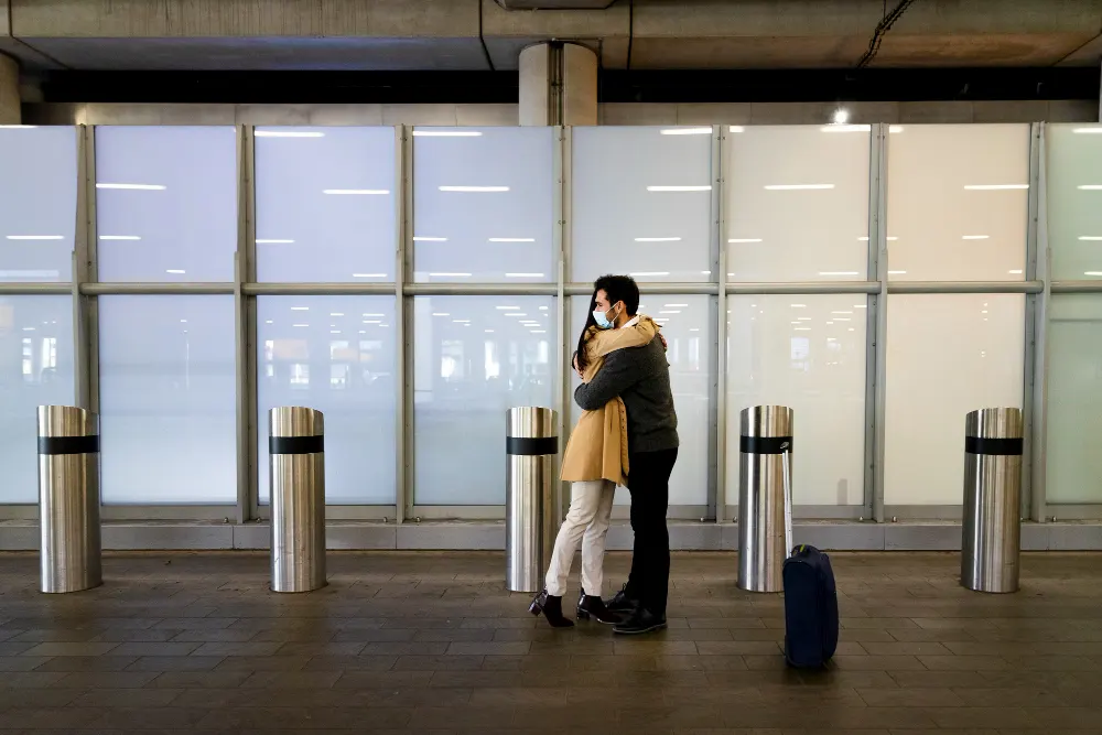 Full-shot-couple-meet-at-the-airport