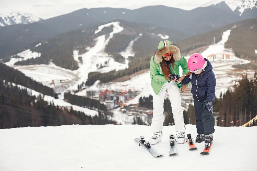 mother-with-daughter-kiing-people-in-the-nowy-mountains