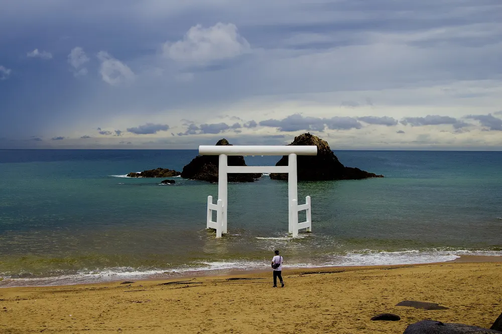 temple-gate-standing-in-the-sea