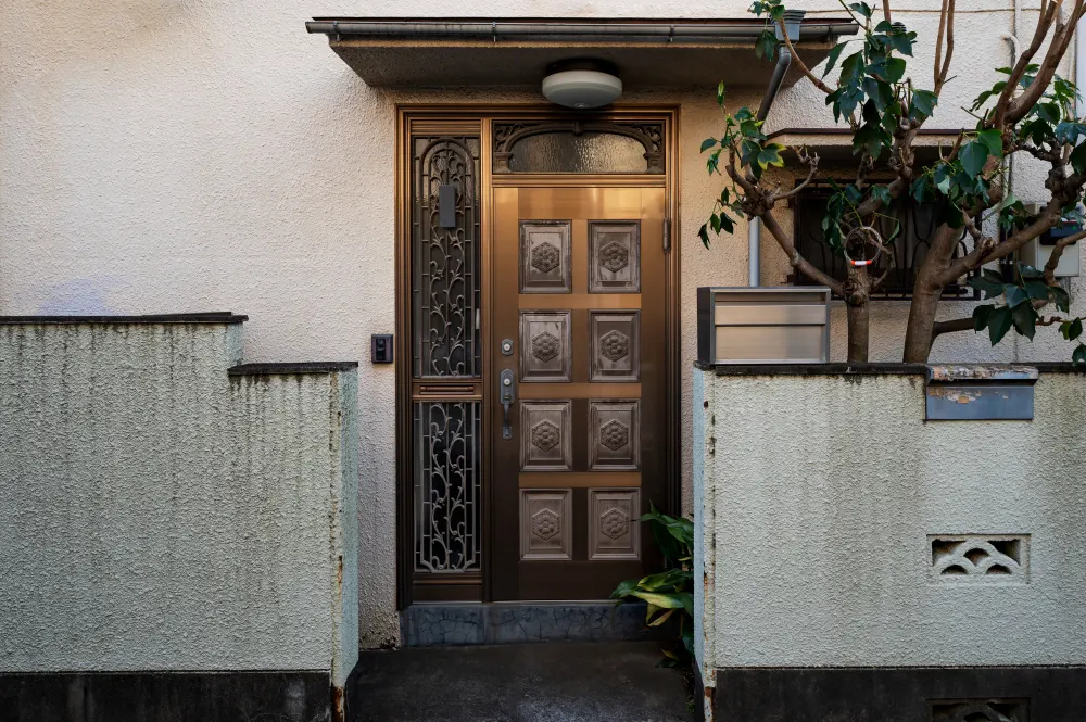 wood-house-entrance-with-windows