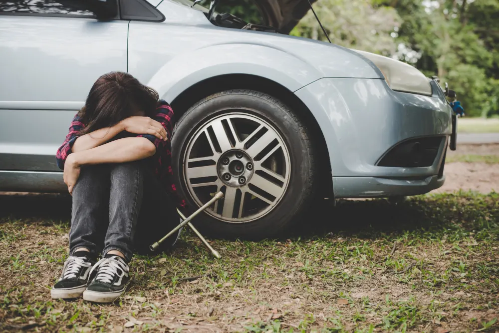 young-hipster -woman-waiting-for-roadside-assistance-after-her-car