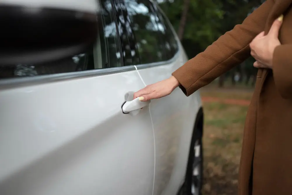 woman-traveling-with-her-car