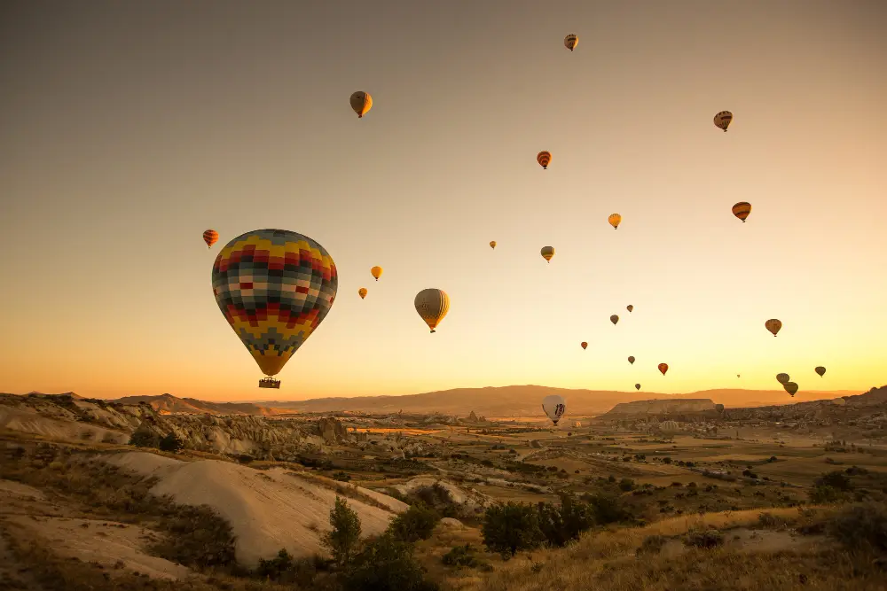 Balloon-flying-above-the-sky-in-Cappadocia