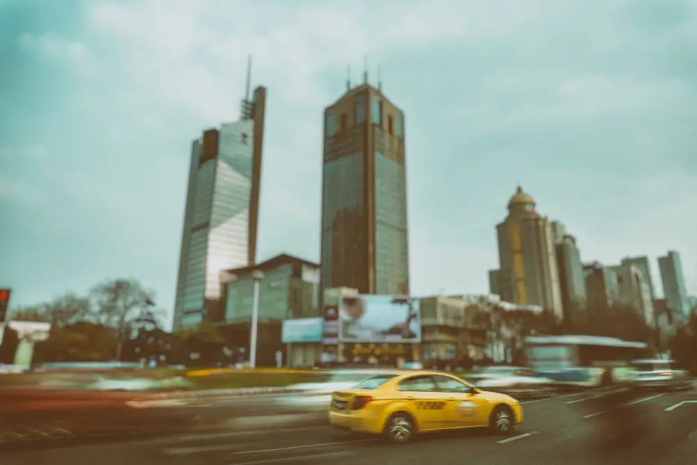 Blurred-street-scene-in-city