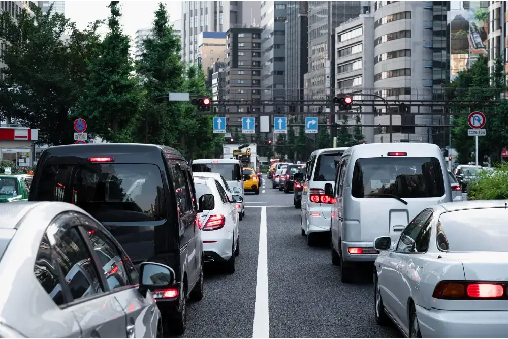 People-driving-cars-on-the-city-street